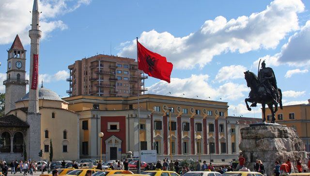 Bashkia e Tiranes ve ne dispozicion 10 milion leke per te rinjte